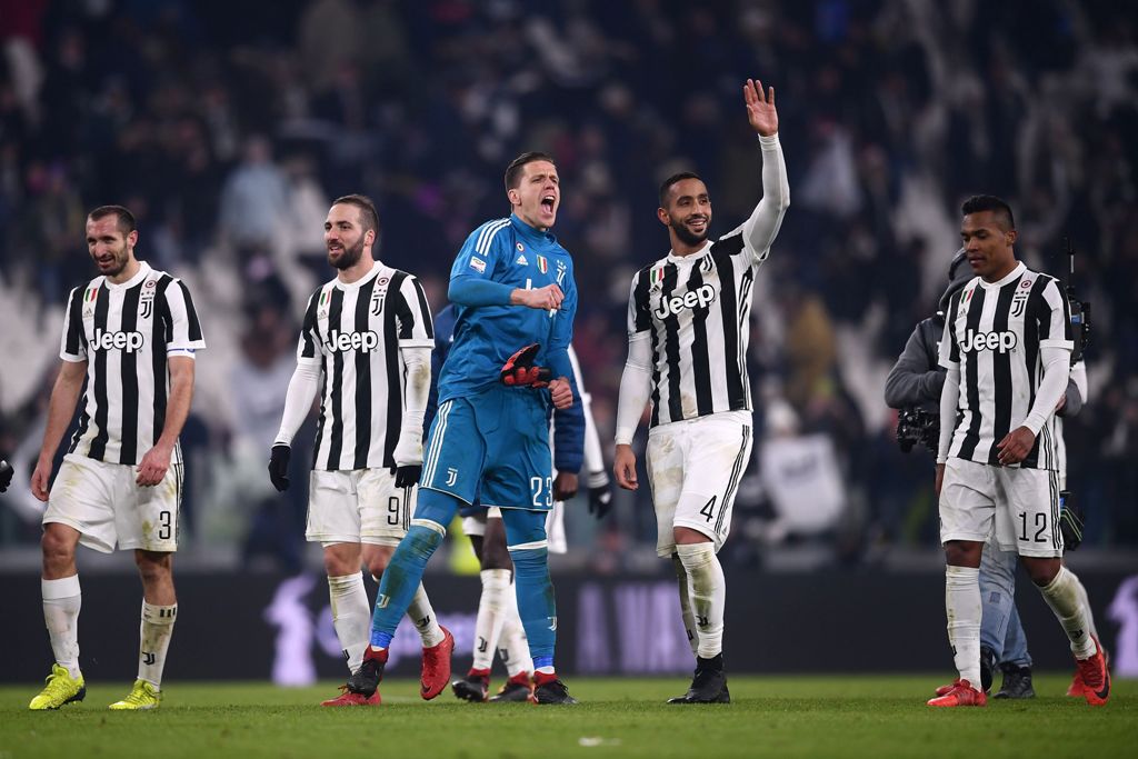 Juventus' defender Medhi Amine Benatia from Morocco (2-R) and Juventus' goalkeeper Wojciech Szczesny from Poland (3-L) react following the Italian Serie A football match Juventus versus AS Roma on December 23, 2017 at the Allianz Stadium in Turin. / AFP /