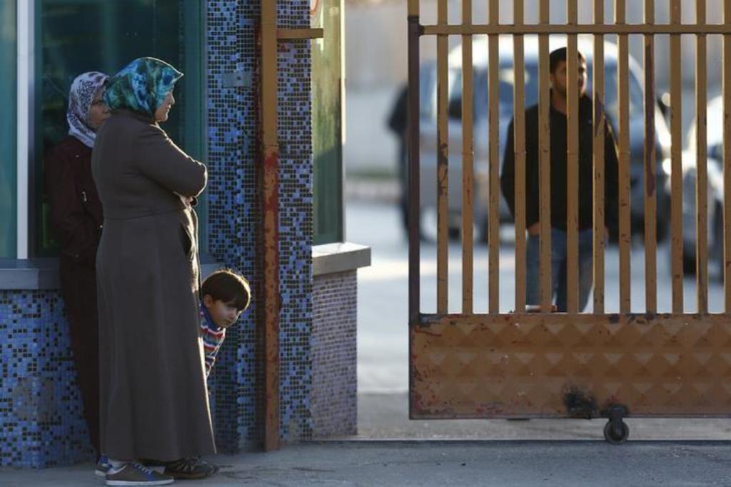 Syrian women wait for their relatives from Syria at Turkey's Oncupinar border crossing on the Turkish-Syrian border in the southeastern city of Kilis, Turkey, February 9, 2016. REUTERS/Osman Orsal
