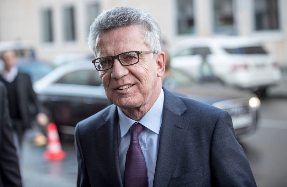 German Interior Minister Thomas de Maiziere arrives to attend consultations between the conservative CDU/CSU and the social democratic SPD parties on January 3, 2018 in Berlin. AFP / dpa / Michael Kappeler