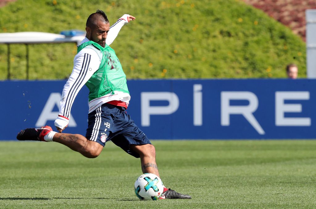 Bayern Munich's Arturo Vidal takes part in a football training session during the team's winter training camp at the Aspire Academy for Sports Excellence in the Qatari capital Doha on January 3, 2018. / AFP / KARIM JAAFAR
