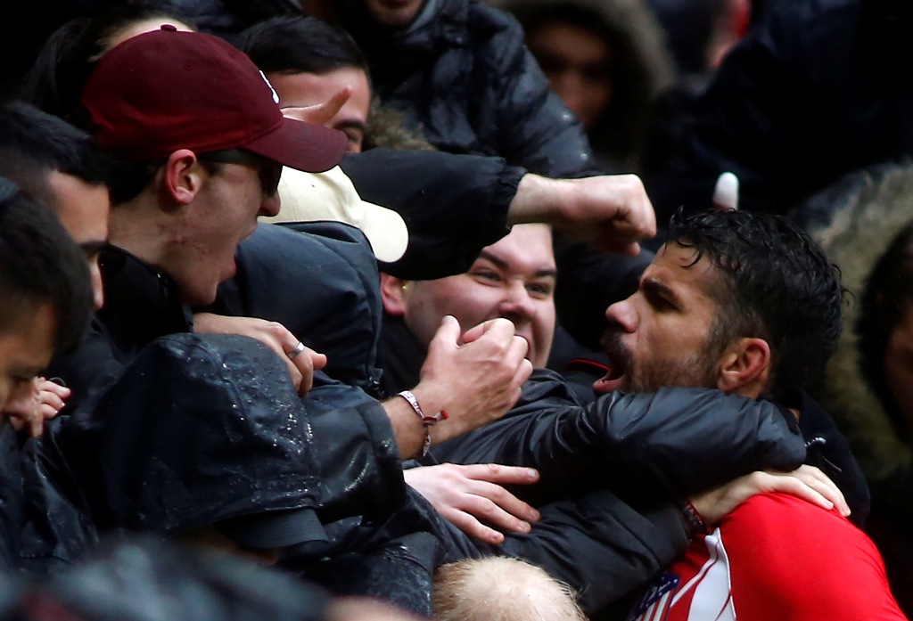 Atletico Madrid's Spanish forward Diego Costa celebrates a goal with supporters during the Spanish league football match Club Atletico de Madrid vs Getafe CF at the Wanda Metropolitano stadium in Madrid on January 6, 2018. / AFP / OSCAR DEL POZO