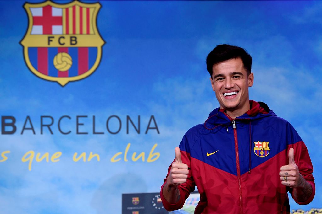 Barcelona's new Brazilian midfielder Philippe Coutinho poses for a picture in Barcelona on January 7, 2018. AFP / Josep LAGO
