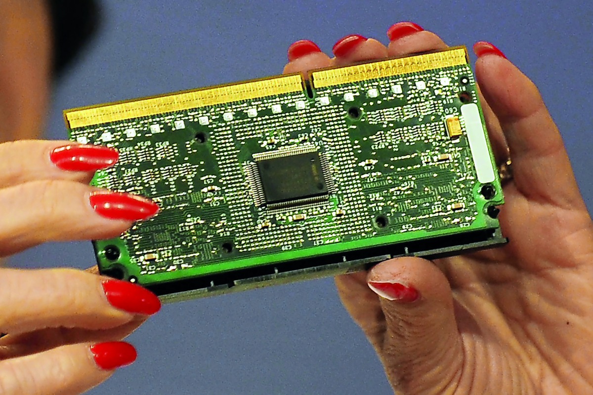 This file photo taken on May 13, 2009 shows an Intel processor in Brussels.  AFP / Dominique Faget