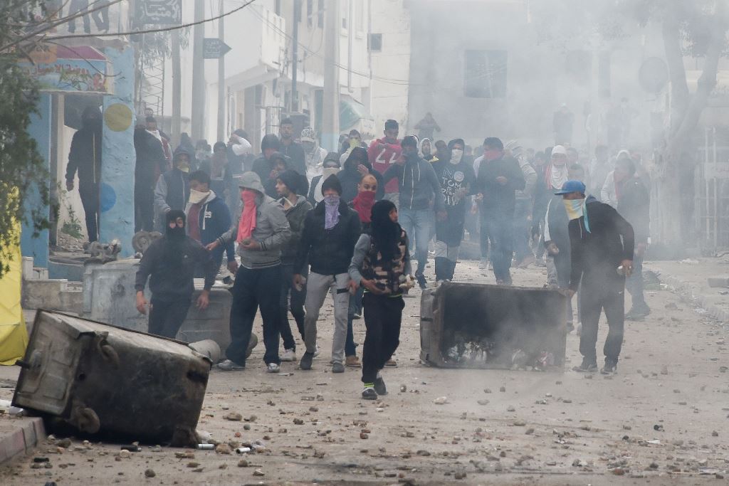 Tunisian protesters clash with security forces in the town of Tebourba on January 9, 2018, following the funeral of a man who was killed the previous day in a demonstration over rising costs and government austerity. AFP / Fethi Belaid