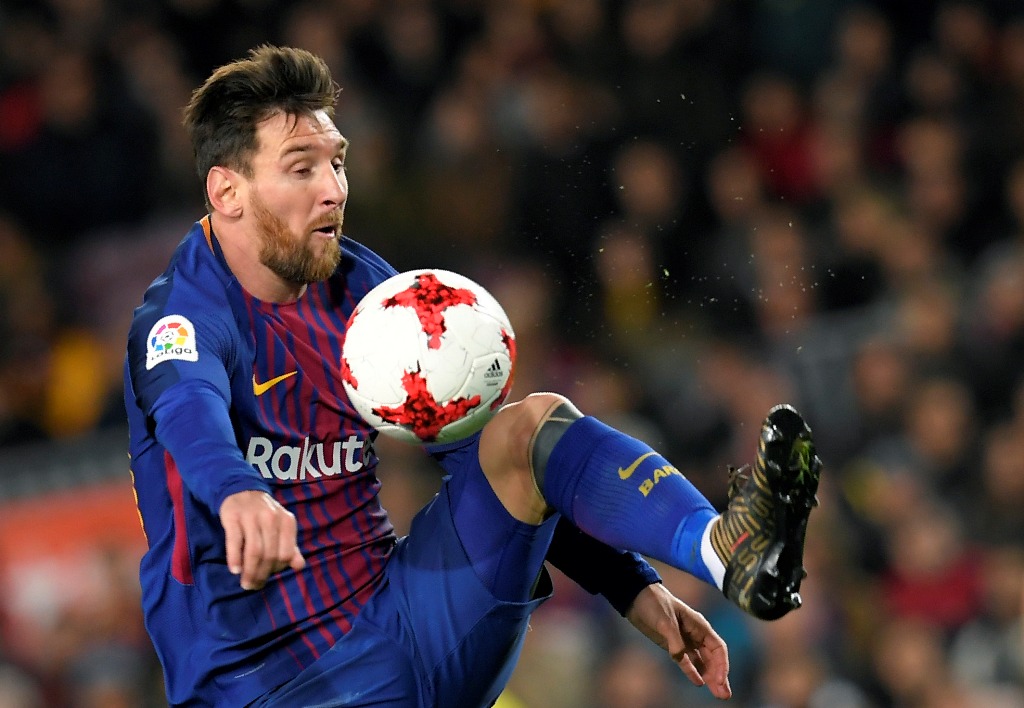 Barcelona's Argentinian forward Lionel Messi controls the ball during the Spanish Copa del Rey (King's Cup) round of 16 second leg football match FC Barcelona vs RC Celta de Vigo at the Camp Nou stadium in Barcelona on January 11, 2018. / AFP / LLUIS GENE