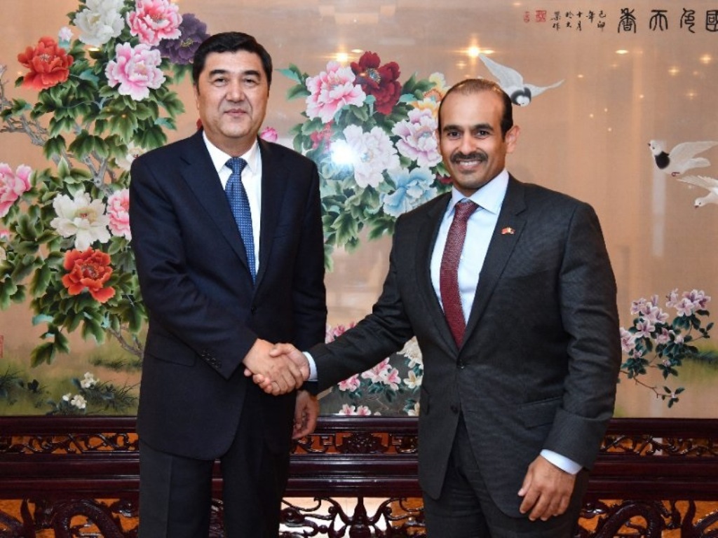 Saad Sherida Al Kaabi (right), Qatar Petroleum President & CEO and the Chairman of Qatargas; shaking hands with NurBekri, Vice-Chairman of NDRC and Chair of the National Energy Administration (NEA), China; during his recent visit to China.