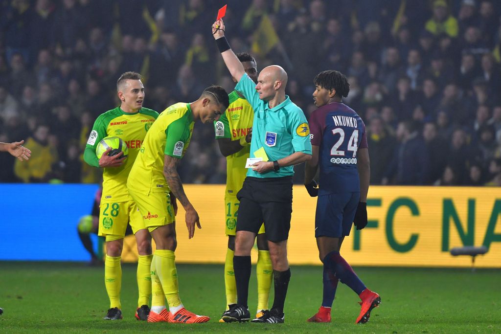 Nantes' Brazilian defender Diego Carlos (C) receives a red card from French referee Tony Chapron during the French L1 football match between Nantes and Paris Saint-Germain (Paris-SG) at the La Beaujoire stadium in Nantes, western France, on January 14, 20
