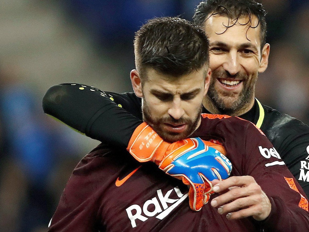 RCD Espanyol's goalkeeper Diego Lopez (R) embraces Gerard Pique (L) of FC Barcelona at the end of their Spanish King's Cup quarterfinals first leg match played at the RCD Stadium in Cornella, Barcelona, Spain, 17 January 2018. EPA/ANDREU DALMAU
