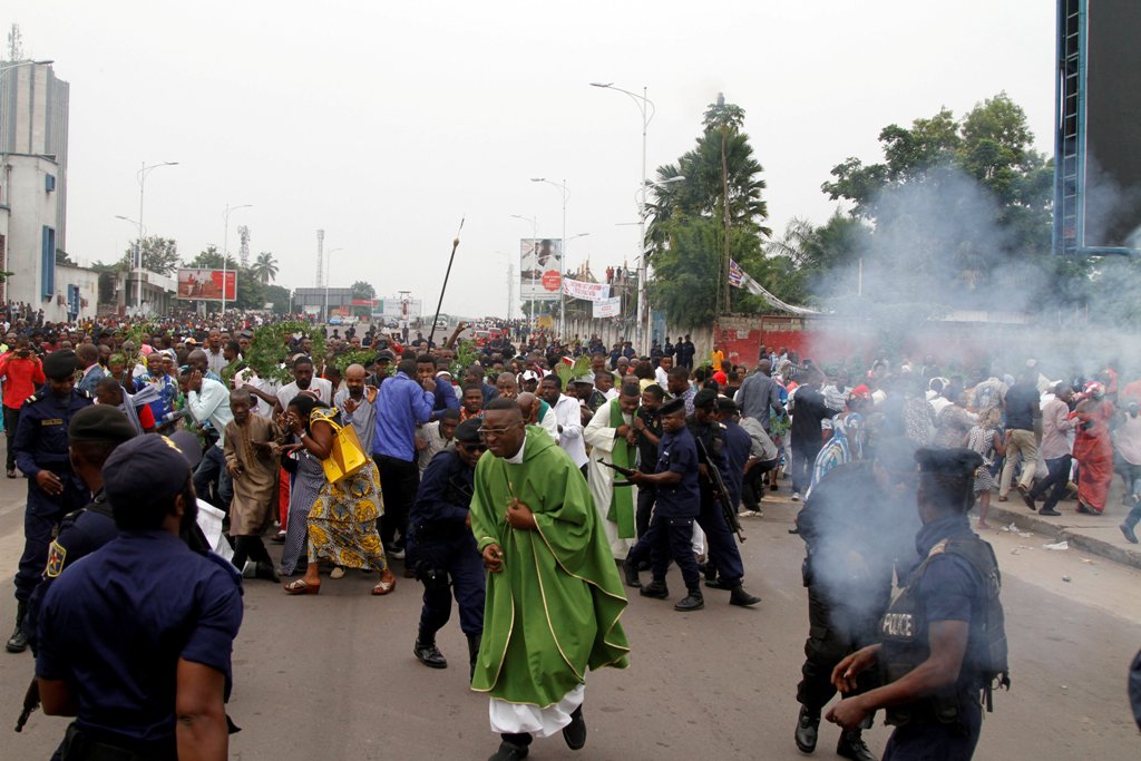 Riot policemen fire teargas canisters to disperse demonstrators during a protest organised by Catholic activists in Kinshasa, Democratic Republic of Congo January 21, 2018. REUTERS/Kenny Katombe
