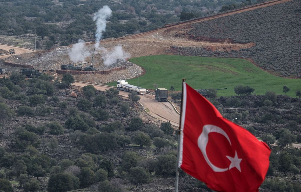 Turkish artillerys shell the People's Protection Units (YPG) positions near the Syrian border on January 21, 2018 near Hassa, in the Turkish province of Hatay, as Turk's ground troops entered Syria today to push an offensive against Kurdish militia as roc