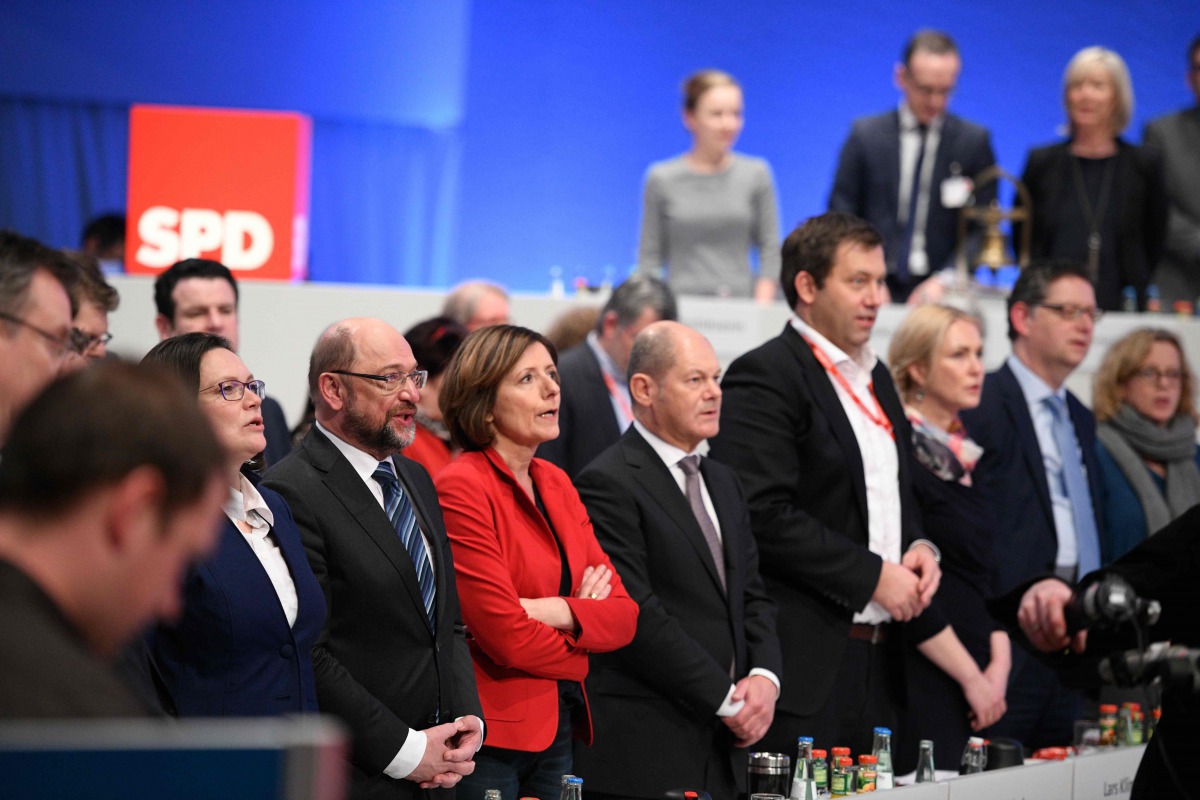 Martin Schulz (2nd L), leader of Germany's social democratic SPD party, and leadership members sing after delegates voted to begin formal coalition talks during an extraordinary SPD party congress in Bonn, western Germany, on January 21, 2018. AFP / Sasch