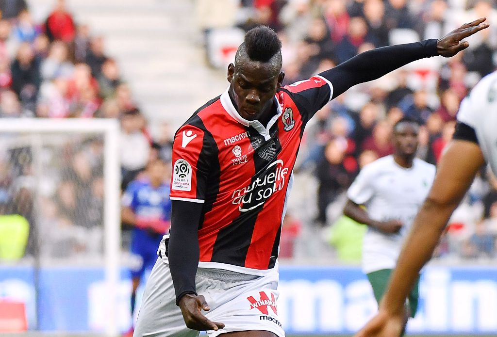 Nice's Italian forward Mario Balotelli (L) kicks the ball during the French L1 football match between Nice (OGCN) and Saint-Etienne (ASSE) at the Allianz Riviera Stadium in Nice, southeastern France, on January 21, 2018. / AFP / YANN COATSALIOU
