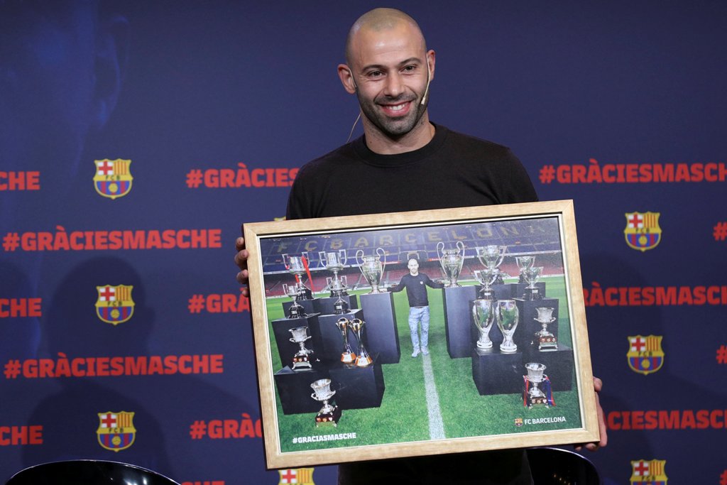 Javier Mascherano farewell ceremony - Auditorium 1899, Barcelona, Spain - January 24, 2018, Mascherano holds a picture during the ceremony. REUTERS/Albert Gea
