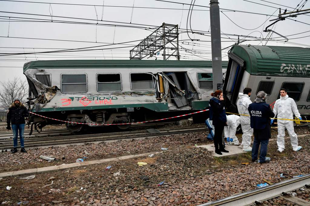 Italian policemen work on the site of a train crash on January 25, 2018 in Pioltello, near Milan. AFP / Piero CRUCIATTI