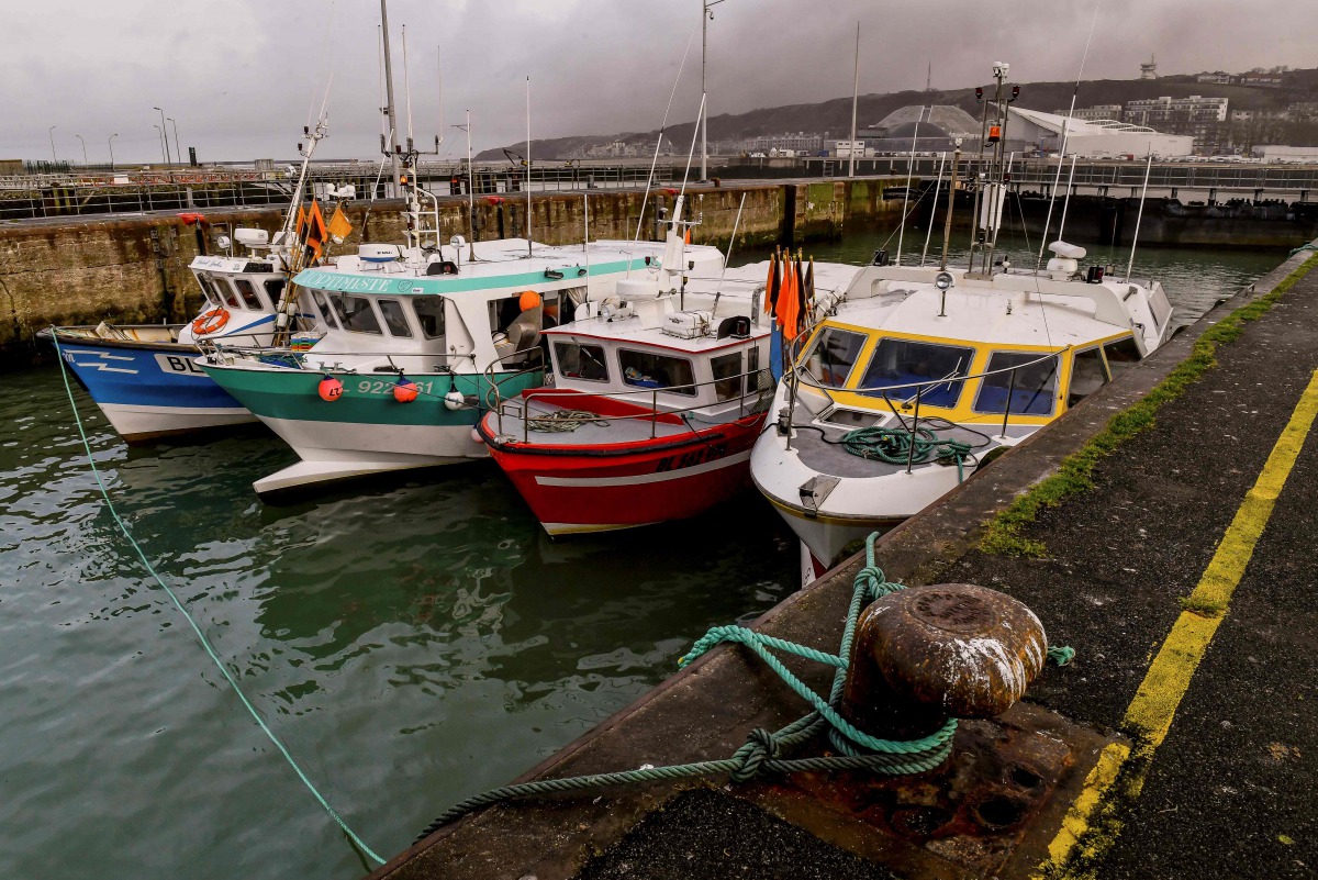 Fishing boats block the access to the harbour of Boulogne-sur-Mer on January 25, 2018 as they protest against electric pulse fishing practiced by fishermen from Netherlands. AFP / Philippe Huguen