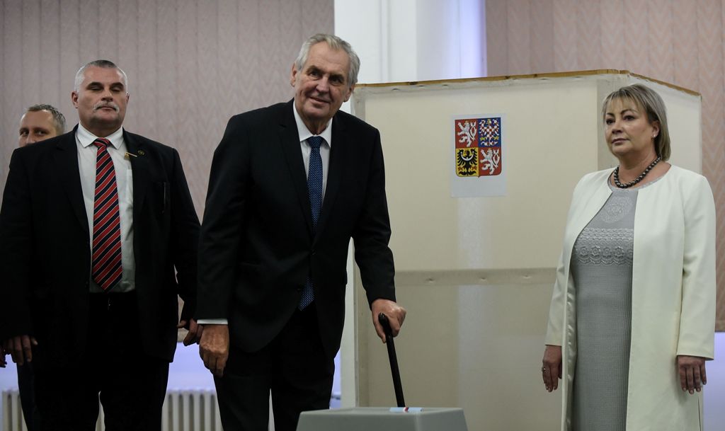 Czech President Milos Zeman (C) is accompanied by his wife Ivana (R) as he casts his ballot at a polling station in Prague on January 26, 2018, during the second round of presidential elections in the Czech Republic. / AFP / Michal Cizek