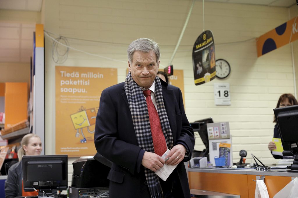 File photo of incumbent President of Finland, and candidate to his own succession, Sauli Niinisto casts his vote as he votes in advance in Helsinki, Finland January 18, 2018.  / AFP / Lehtikuva / Seppo Samuli