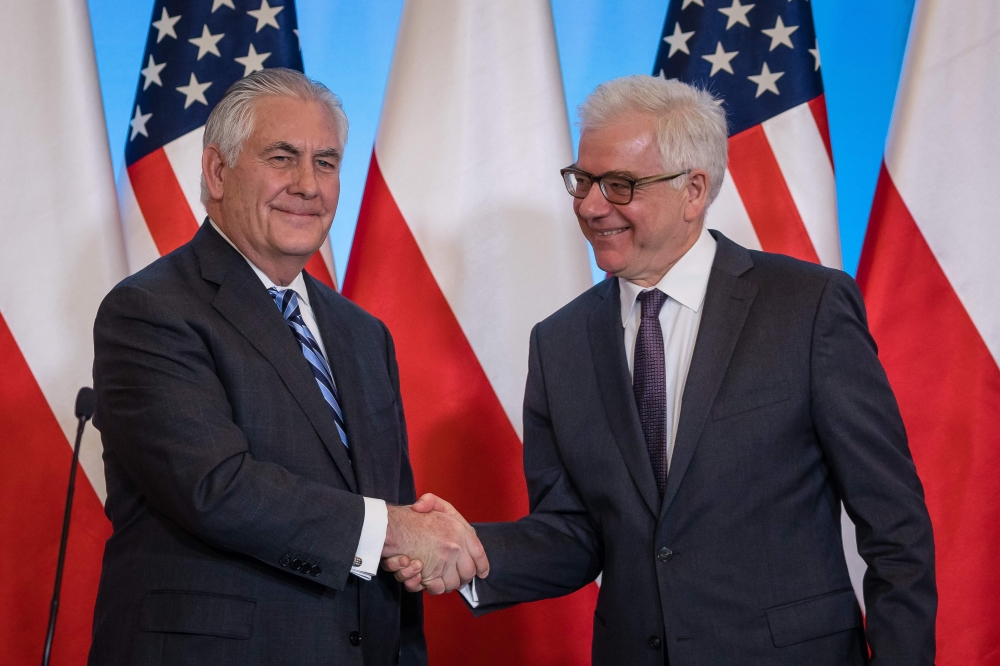 Secretary of State Rex Tillerson (L) and Polish Foreign Minister Jacek Czaputowicz shake hands during a joint press conference after their meeting in Warsaw on January 27, 2018. / AFP / Wojtek RADWANSKI