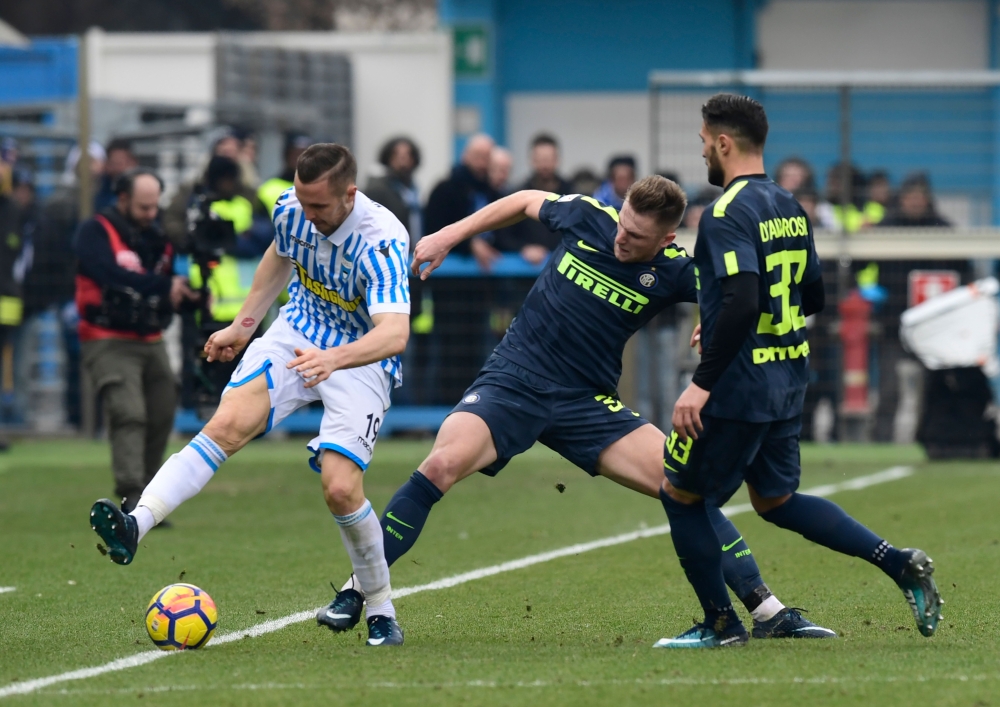 Spal's Slovenian midfielder Jasmin Kurtic (L) vies with Inter Milan's Slovakian defender Milan Skriniar and Inter Milan's Italian defender Danilo D'Ambrosio during the Italian Serie A football match Spal vs Inter Milan at the Paolo Mazza stadium in Ferrar