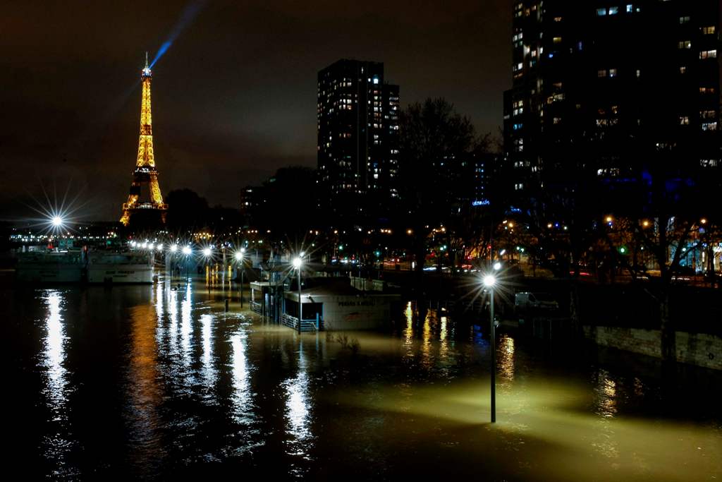 An image of Paris shows the flooded Quai de Grenelle by the banks of the Seine river, January 28, 2018.  / AFP / GEOFFROY VAN DER HASSELT