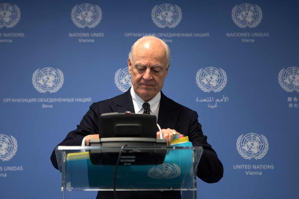 UN envoy Staffan de mistura dgives a press statement in the night on Saturday at the UN - Office in Vienna on January 27, 2018. / AFP / ALEX HALADA
