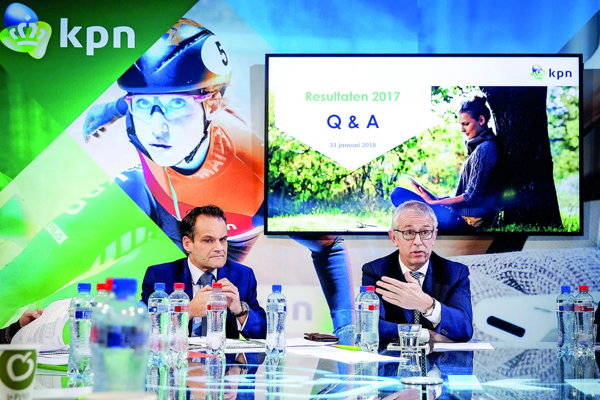 CEO of Dutch landline and mobile telecommunications company KPN, Eelco Blok (R) and CFO Jan Kees de Jager present the company's 2017 full results on January 31, 2018 in Amsterdam.  AFP / ANP / Robin van Lonkhuijsen
