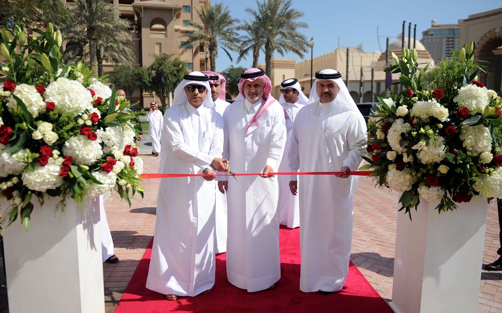 H E Dr Issa Saad Al Jafali Al Nuaimi, (left) Minister of Administrative Development, Labour and Social Affairs Inaugurating the 8 ‘use facilities’ with Turki Al Khater (centre), UDC Chairman; and Ibrahim Al Othman (right) President and CEO at the Pearl-Qa