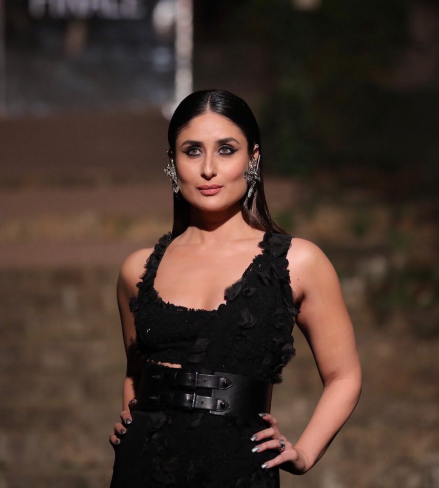 Kareena Kapoor Khan was the showstopper for Anamika Khanna at the Lakme Fashion Week. Image from Twitter.  