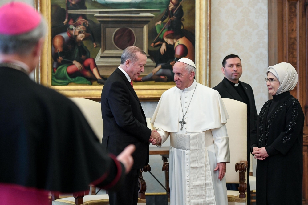 Turkey's President Recep Tayyip Erdogan (L) and his wife Emine (R) meet with Pope Francis (C) during a private audience on February 5, 2018 at the Vatican. AFP / Alessandro DI MEO