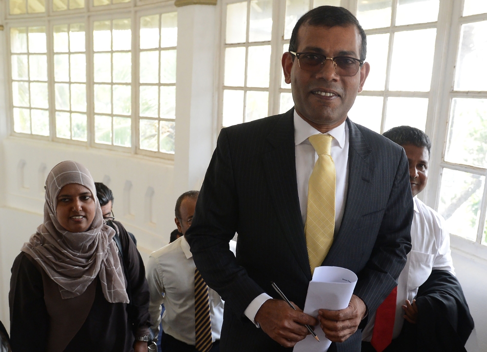 File photo of former President of the Maldives Mohamed Nasheed (C) arrives for a press conference in Colombo, January 22, 2018. / AFP / LAKRUWAN WANNIARACHCHI

