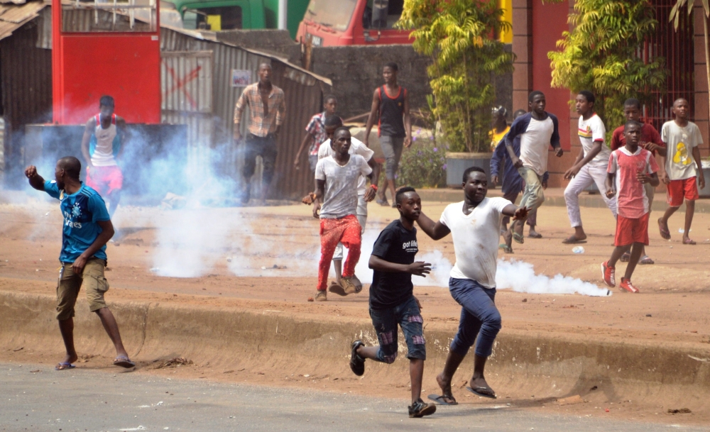 People clash with riot police during a demonstration against the results of the local elections, on February 6, 2018 in Conakry.  AFP / CELLOU BINANI

