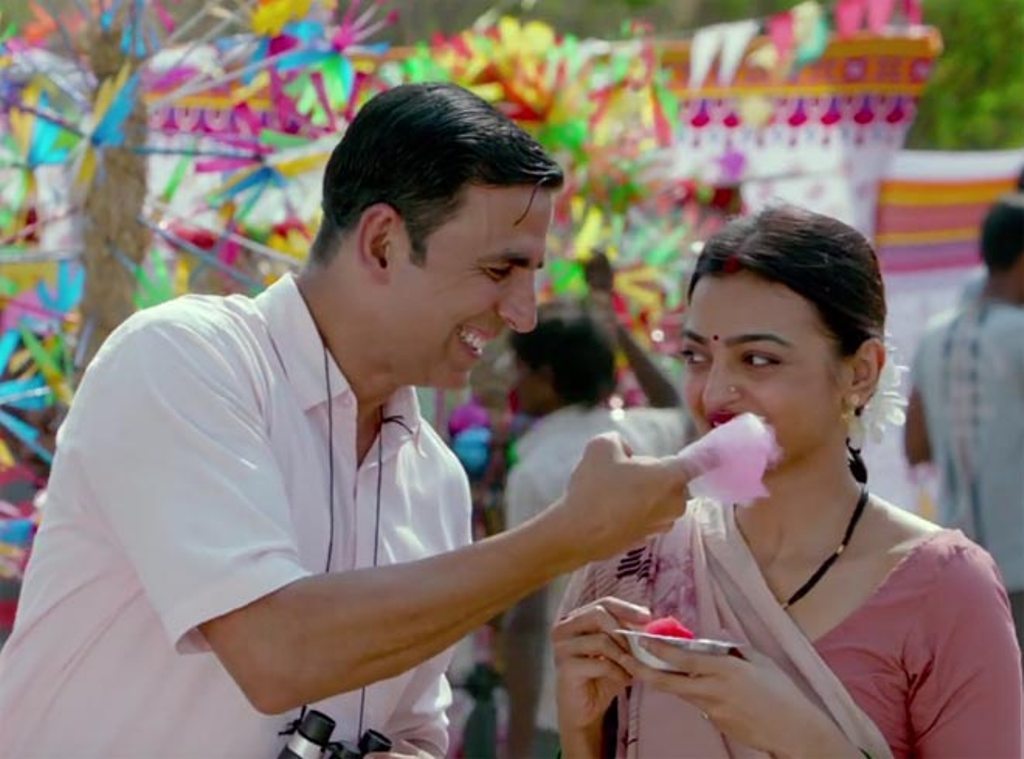 A still of the actors Akshay Kumar and Radhika Apte from the movie Padman.