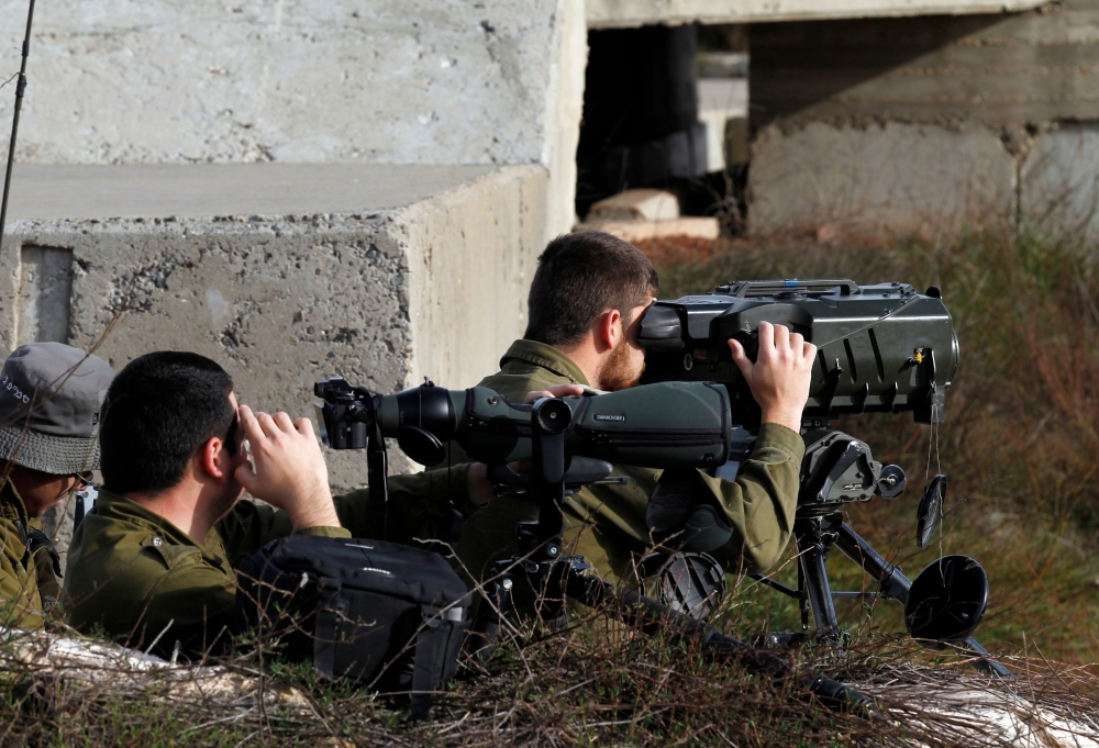 A picture taken on February 10, 2018 show Israeli solders taking positions in the occupied Golan Heights near the border with Syria.   AFP / JALAA MAREY
