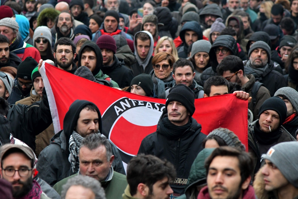 Peple take part in an anti-racism demonstration in the central Italian town of Macerata, on February 10, 2018, one week after an attack that injured at least six migrants. (AFP / TIZIANA FABI)