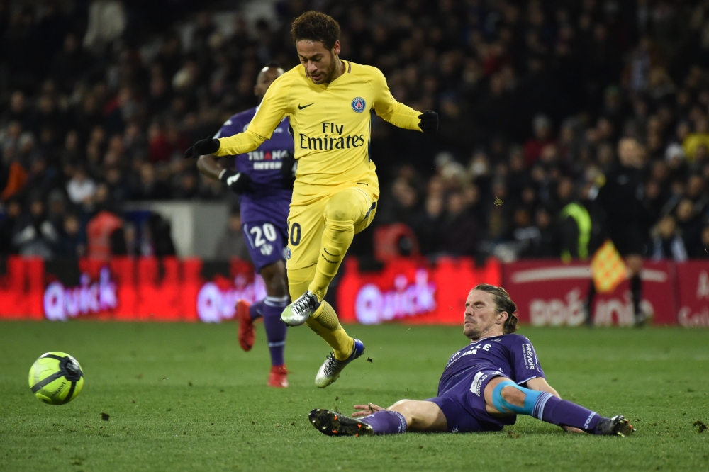 Toulouse's French midfielder Yannick Cahuzac (R) tackles Paris Saint-Germain's Brazilian forward Neymar Jr during the French L1 football match between Toulouse (TFC) and Paris Saint-Germain (PSG) on February 10, 2018 at the Municipal stadium in Toulouse. 