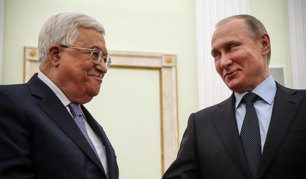 Russian President Vladimir Putin (R) shakes hands with Palestinian leader Mahmud Abbas during their meeting at the Kremlin in Moscow on February 12, 2018.  AFP / Sputnik / Maxim Shipenkov