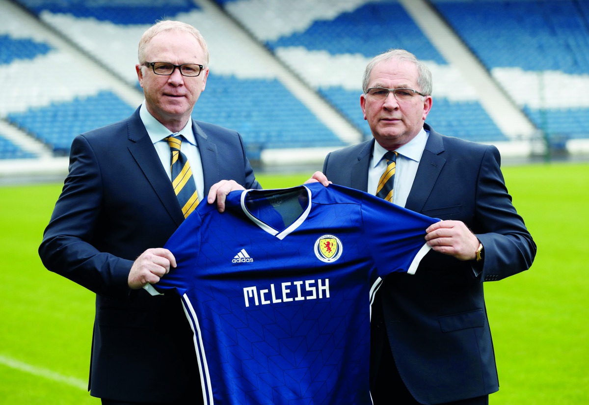 Scotland manager Alex McLeish and Alan McRae pose for a photograph. Reuters/Russell Cheyne