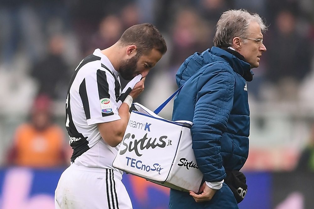 Gonzalo Higuain (L) reacts during the Italian Serie A football match Torino vs Juventus on February 18, 2018 at the stadio Grande Torino stadium in Turin. / AFP / MARCO BERTORELLO
