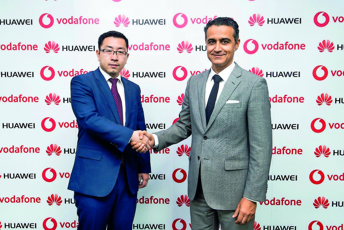 Mahmud Awad (right), Chief Business Officer, Vodafone Qatar shaking hands with Zong Yan, CEO, Huawei Qatar.