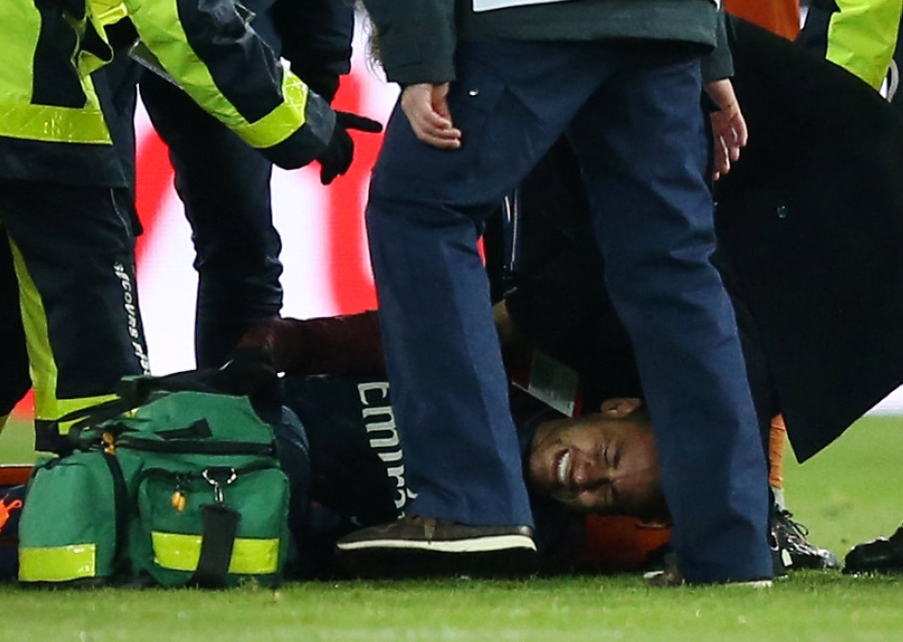 Paris Saint-Germain’s Neymar receives treatment from medical staff after sustaining an injury REUTERS/Stephane Mahe

