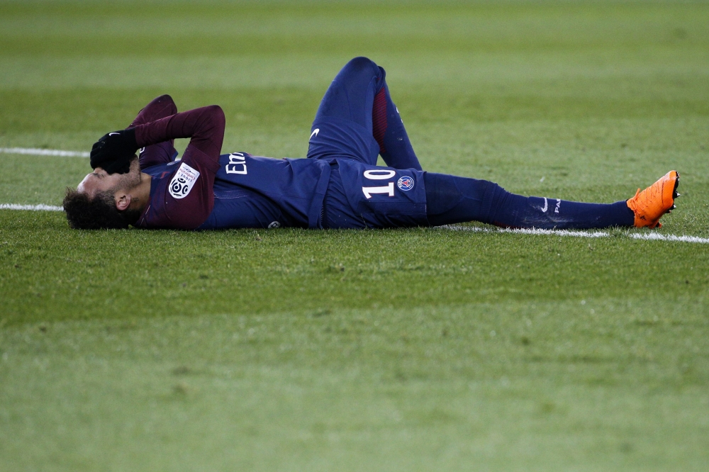Paris Saint-Germain's Brazilian forward Neymar Jr reacts lying on the pitch during the French L1 football match between Paris Saint-Germain (PSG) and Marseille (OM) at the Parc des Princes in Paris on February 25, 2018. / AFP / GEOFFROY VAN DER HASSELT