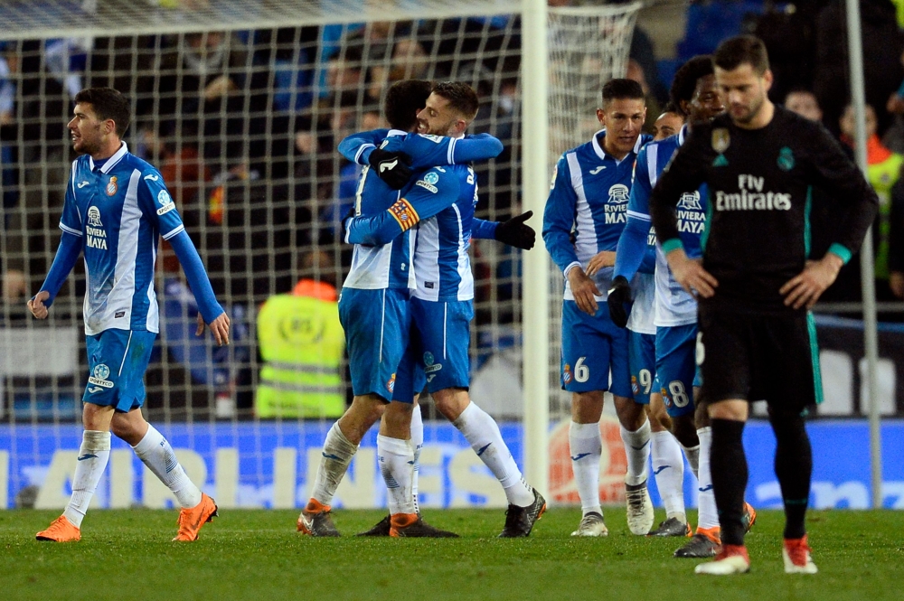 Espanyol's Spanish forward Gerard Moreno (CL) celebrates a goal during the Spanish league football match between RCD Espanyol and Real Madrid CF at the RCDE Stadium in Cornella de Llobregat on February 27, 2018. / AFP / Josep LAGO