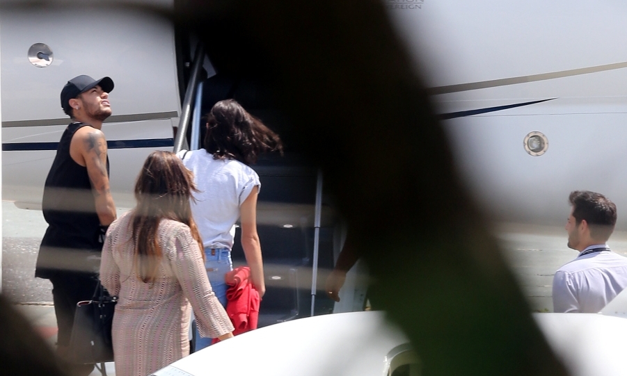 Soccer star Neymar prepares to board a plane at Pampulha airport in Belo Horizonte, Brazil March 4, 2018. REUTERS/Paulo Whitaker