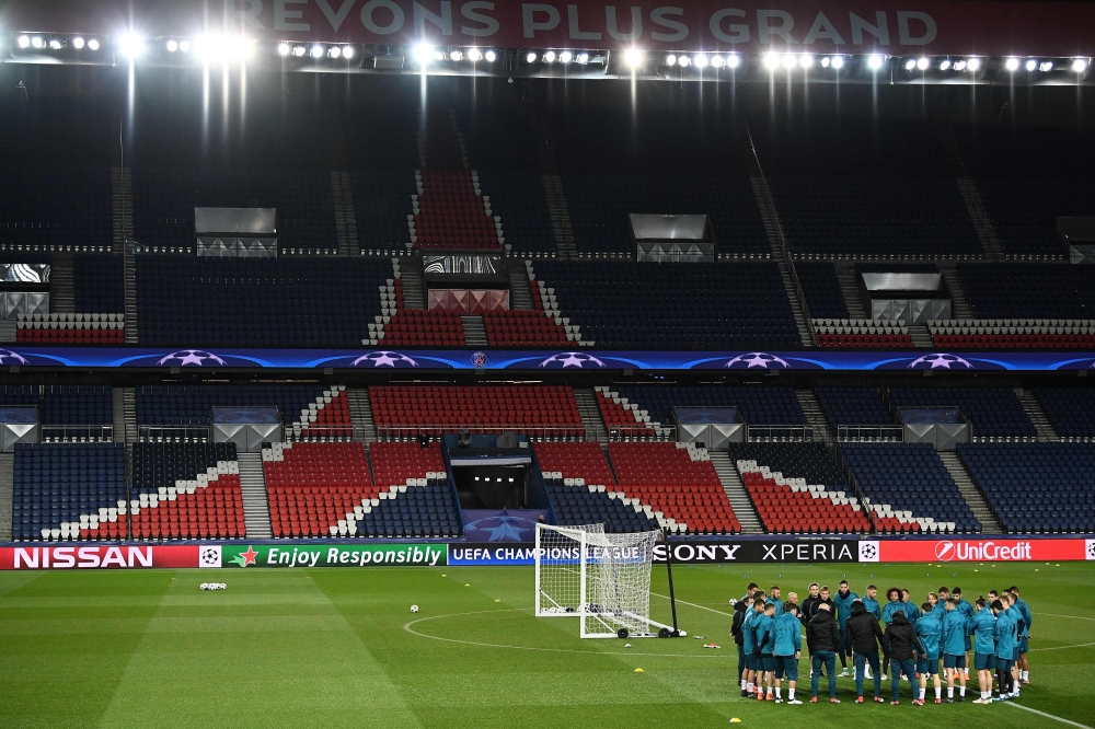 Real Madrid's players take part in a training session at the Parc des Princes stadium in Paris on March 5, 2018 on the eve of their Champions' League football match against Paris Saint Germain (PSG). / AFP / FRANCK FIFE
