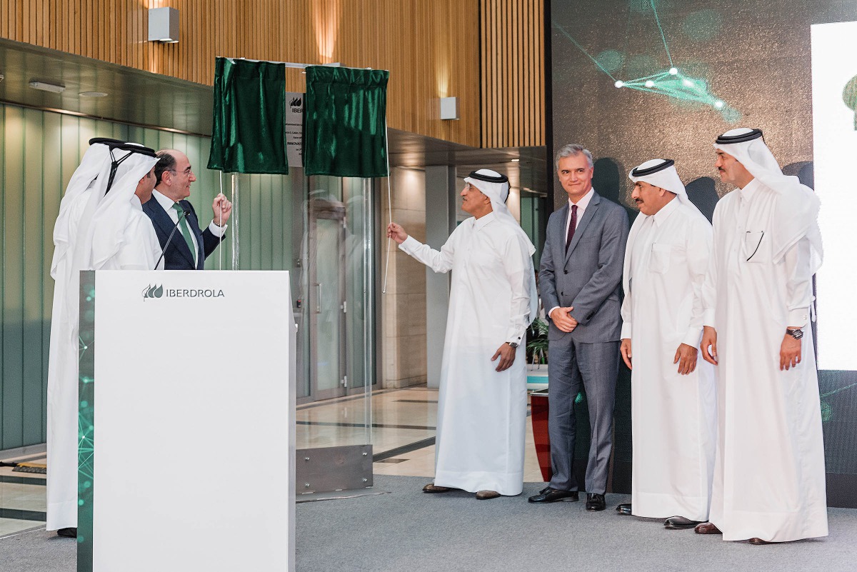 H E Ahmad bin Mohamed Al Sayed, Minister of State & Chairman of Free Zones Authority; H E Sheikh Abdulla bin Saoud Al Thani, QCB Governor; and other digintories look on as Sheikh Abdulla bin Mohammed bin Saud Al Thani, CEO, Qatar Investment Authority; and