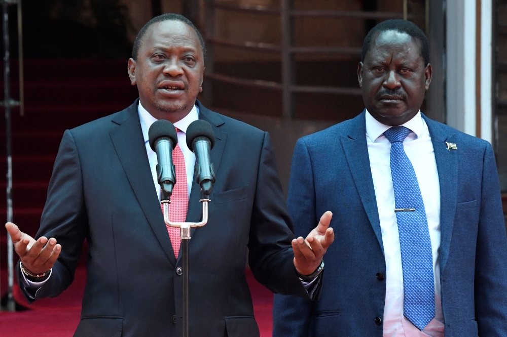Kenya's President Uhuru Kenyatta (L) and National Super Alliance (NASA) coalition opposition leader Raila Odinga give a press conference at the Harambee house office in Nairobi, on March 9, 2018. AFP / Simon Maina
