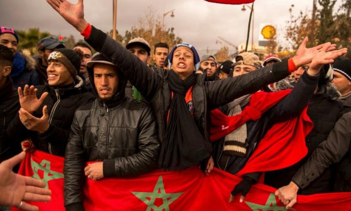 Moroccans shout slogans and wave the national flag during a demonstration in the northeastern city of Jerada on December 27, 2017 (AFP) 