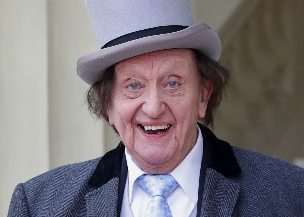 (FILES) In this file photo taken on March 2, 2017 British veteran entertainer Ken Dodd arrives for an investiture ceremony at Buckingham Palace. AFP / POOL / Yui Mok