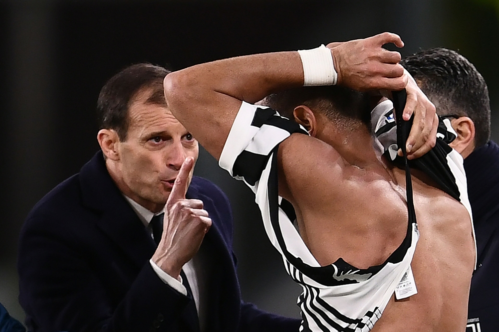Juventus' Italian coach Massimiliano Allegri (rear C) argues with Juventus' Moroccan defender Mehdi Amine Benatia (front C) after his t-shirt was ripped-up by Atalanta's Dutch midfielder Marten de Roon (unseen) during the Italian Serie A football match be