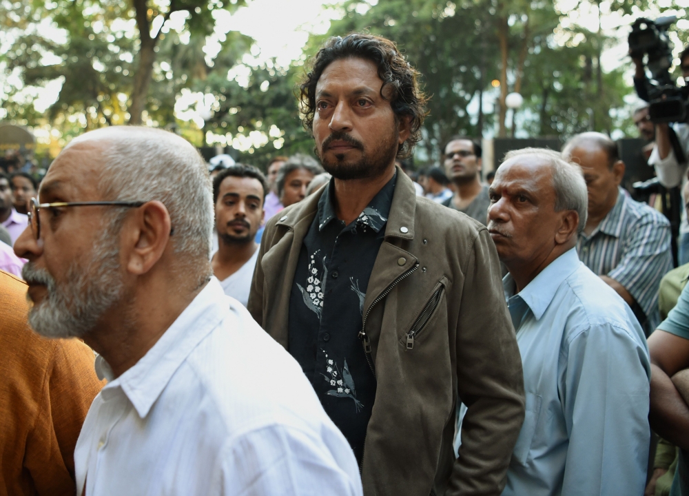 (FILES) In this file photo taken on January 6, 2017 Indian actor Irfan Khan (C) arrives to pay last respects to the deceased Indian actor Om Puri for his funeral in Mumbai. AFP / Punit Paranjpe 